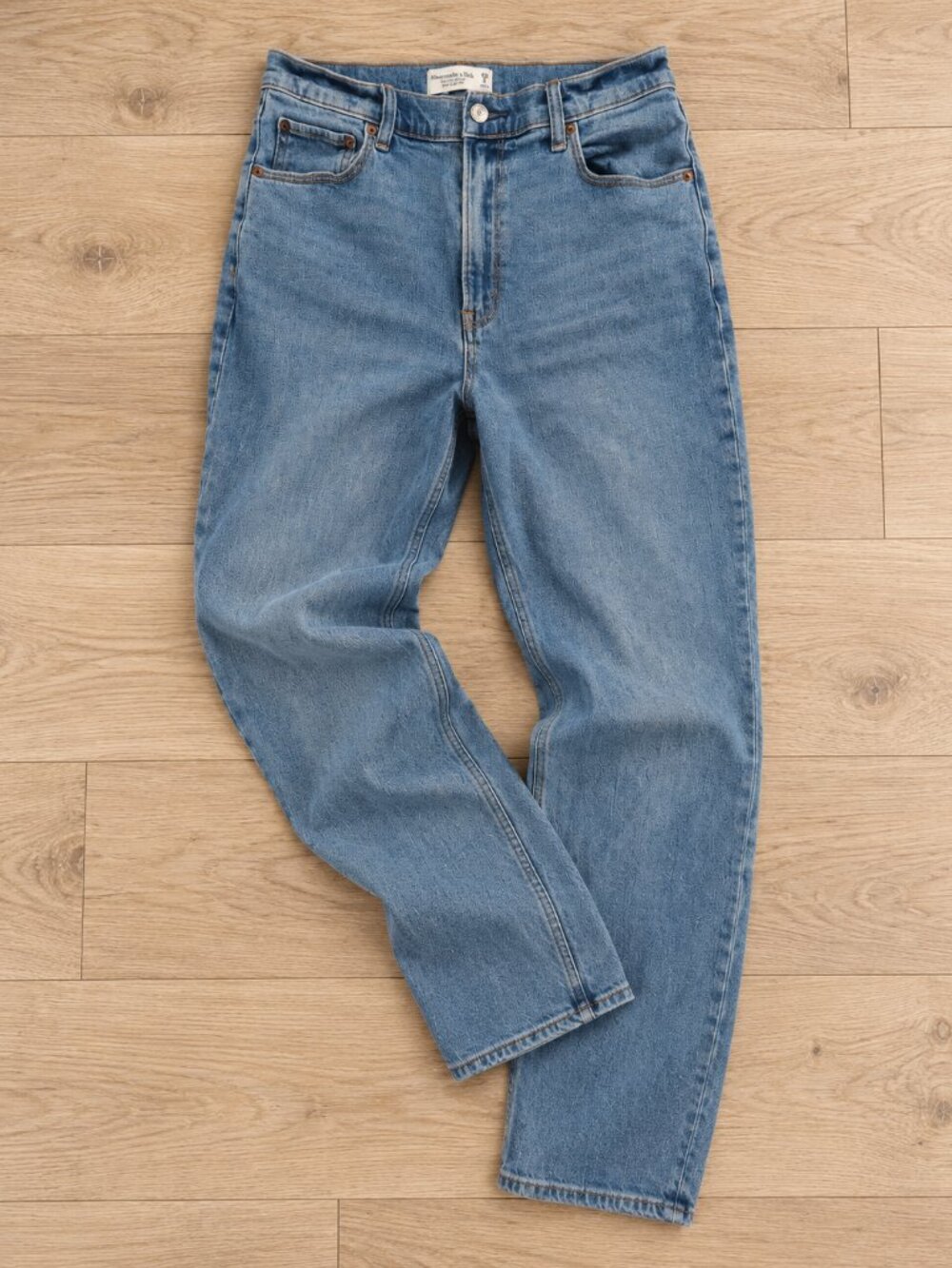 Abercrombie & Fitch, The Slim Straight Ultra High Rise Jeans, Med. Wash, Size 29
